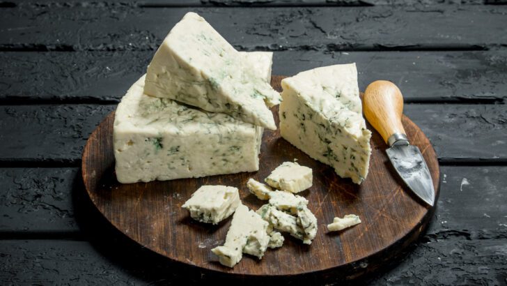 What Wine Goes With Blue Cheese? Pairing Guide