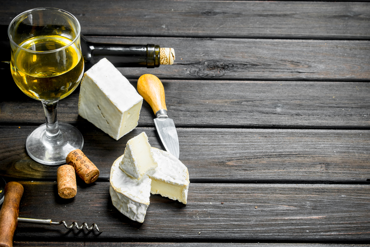 What Wine Goes With Brie? Pairing Guide