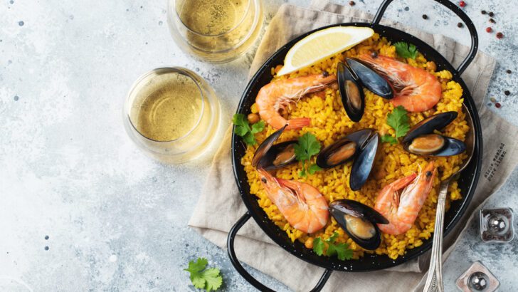 What Wine Goes With Paella? Pairing Guide 